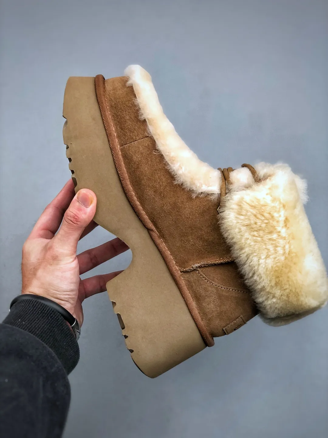 Local self-pickup 💰700 supports store placement. The top version on the market. 25 new models. UGG Esme 6cm taller. Split cow leather. Fashionable and comfortable. Ankle-length snow boots. Produced by a major foreign trade factory in Guangzhou. From toe to insole, genuine sheep fur. Independent outer box packaging. Chip. Waterproof process. Different from any version on the market. Independently developed original outsole and cashmere insole to keep you warm in winter and suitable for home use. In recent years, uug has launched a style series that is partially geared towards the preferences of young consumers and has also moved to the forefront of fashion trends. Shoe body material Water-repellent coated suede upper 17 mm UGGPURE™ implanted wool insole Lightweight non-slip and comfortable rubber outsole With brand LOGO trademark Comes with a full set of packaging Size: 35-40
